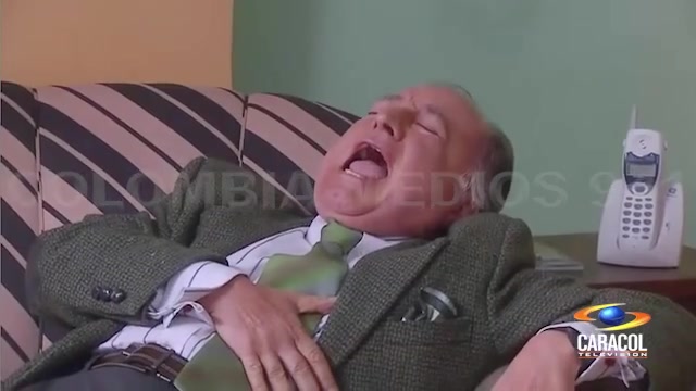 Vecinos Colombia (2008) - Don Gervasio se Toma unas Pastillas y Luego Sufre un Infarto - Caracol TV (2008)