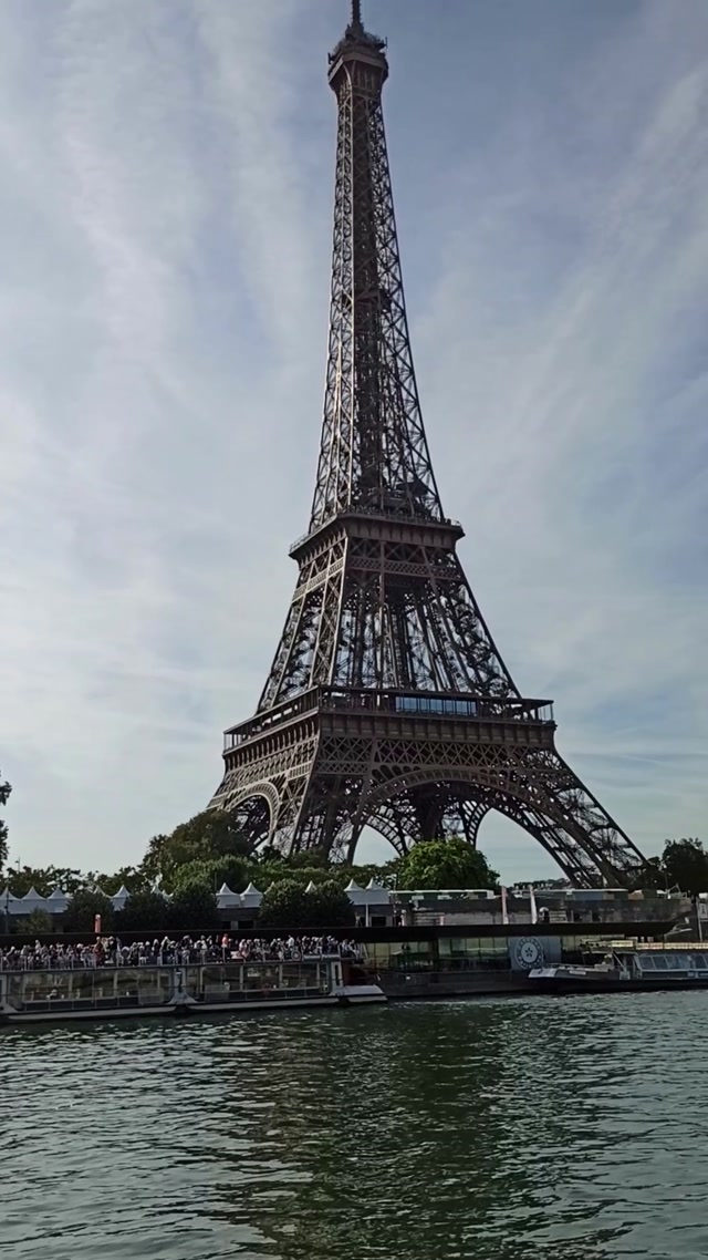 ➡️ Motolife : A Day in the Life / Paris (France) / Eminem « Not Afraid »