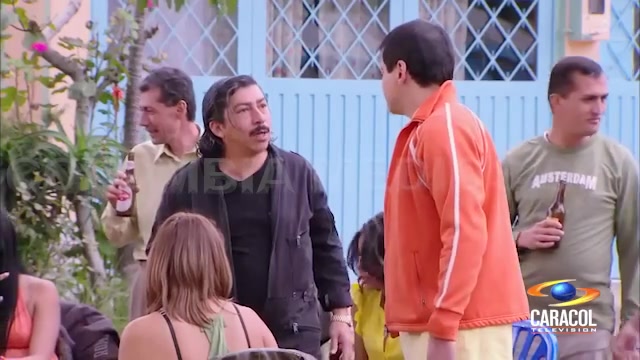 Vecinos Colombia (2008) - Óscar Contrata a Marcos Zorro Para que Arregle la Humedad en Casa de Doña Ruca - Caracol TV (2009)