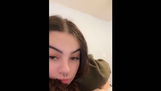 Girl farting on bed - Live Her Story 🎨