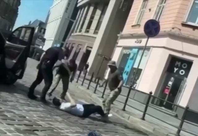 Ukrainian conscription officers kick man, drag him into van during conscription