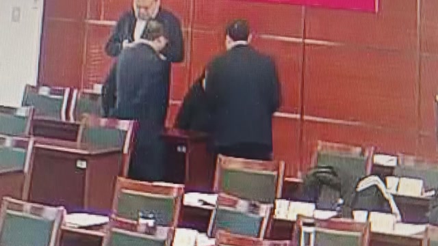 权力就能弄死的病夫，何必费劲暴力加害呢，特权随心所欲，职工生不如死