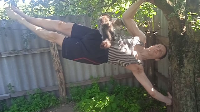 Human flag using a tree - Solodkyi Serhii World record 8 s