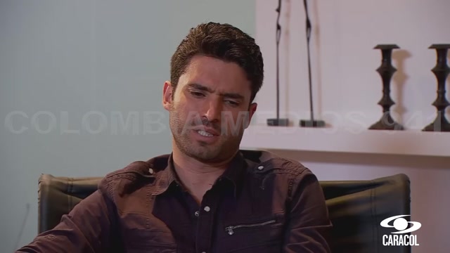 Tu Voz Estéreo (2006) - Andrés se Pone Nostálgico por no Tener Contacto con sus Compañeros de Promoción 2000 de Bachillerato Despúes del Grado - Caracol TV (2014)