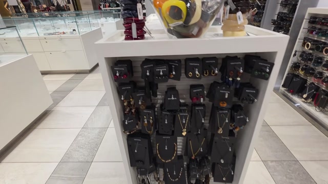 Simons Calgary Has HUGE Discounts Right Now! What Did We Find Inside The CORE?