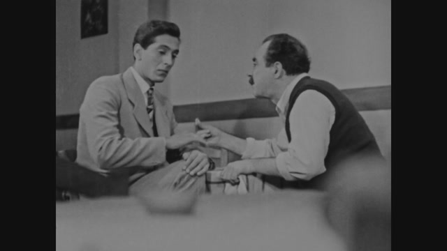 Ο ΜΠΑΜΠΑΣ ΕΚΠΑΙΔΕΥΕΤΑΙ (1953) {HD}