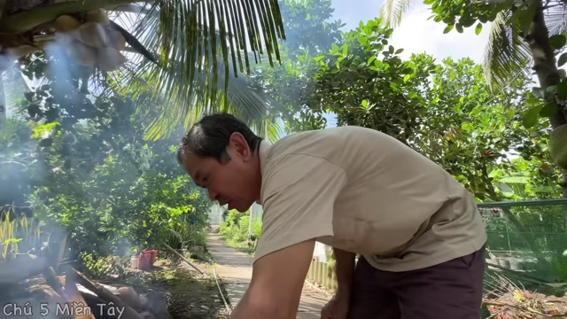 Coconut Braised Fiddler Crabs | Friends Gather to Eat and Share Funny Stories