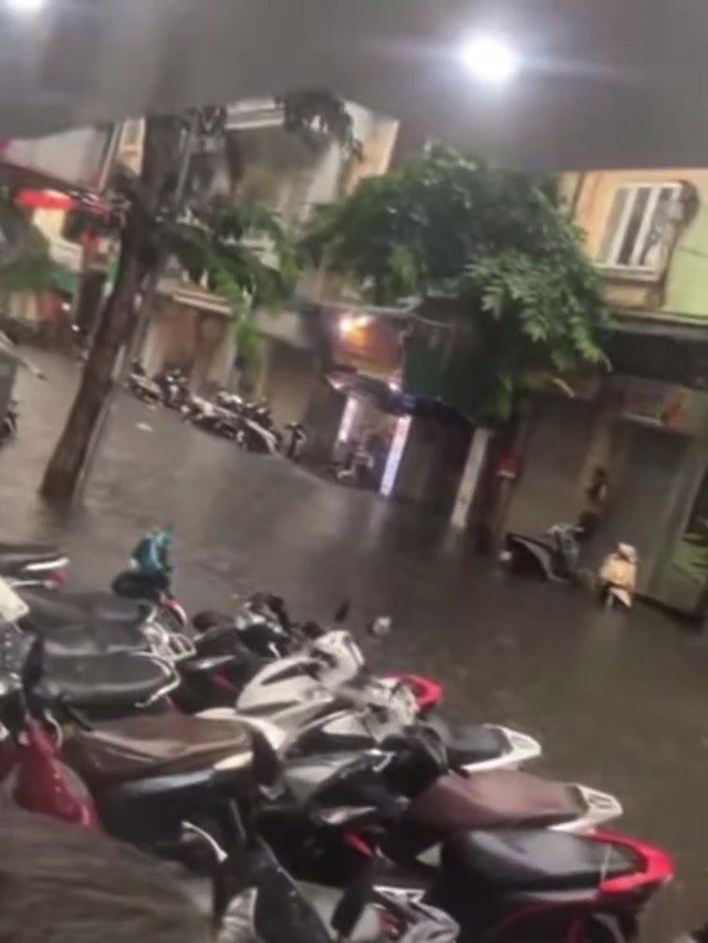 Hoè Nhai và Nguyễn Siêu sau cơn mưa sáng nay 27/7/2026